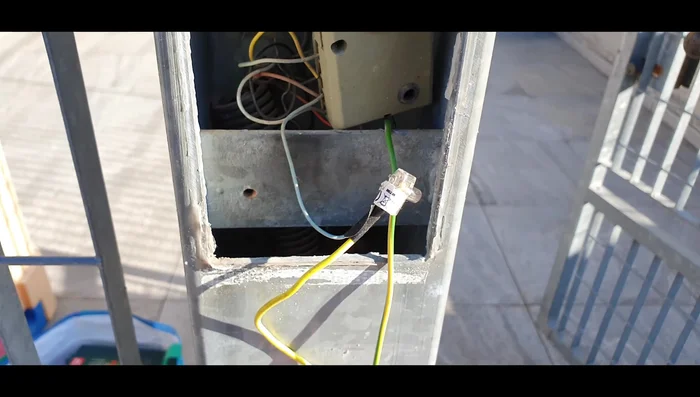 Montaggio del videocitofono Ring, facendo attenzione a mantenere funzionante il vecchio citofono (se si desidera).