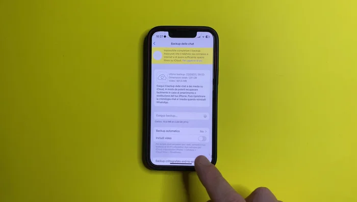 Esegui un backup delle chat di WhatsApp (inclusi video) scegliendo la frequenza (quotidiana, settimanale, mensile o manuale).