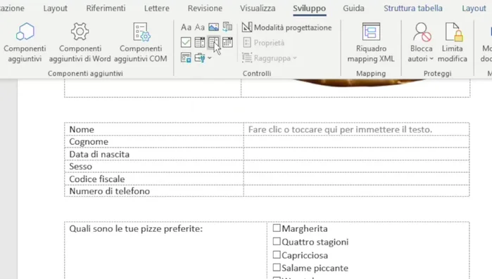 Inserire i menu a discesa usando il controllo 'Contenuto Casella Combinata' o 'Contenuto Casella di Riepilogo a Discesa' per domande con opzioni predefinite.