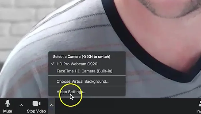 Se l'immagine è capovolta, disattiva il mirroring del video nelle impostazioni video, termina e riavvia la riunione.