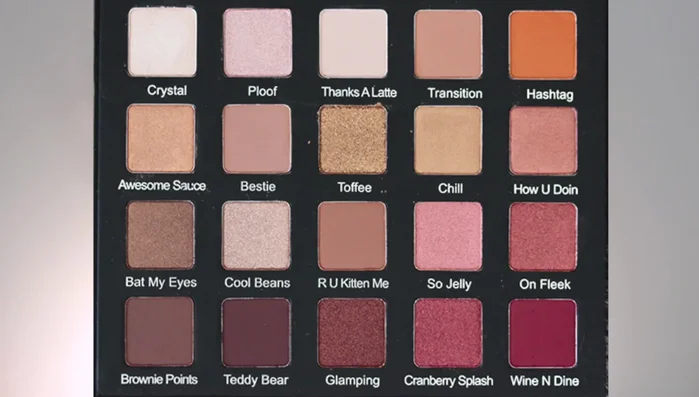 Utilizzare una tonalità di marrone opaco chiaro (o la tonalità più chiara del colore scelto) come colore di transizione, sfumandola dal centro della palpebra verso l'esterno con movimenti a tergicristallo.