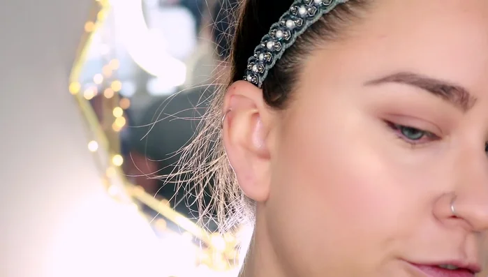 Applicare il colore della palpebra (una tonalità più scura e scintillante) sulla palpebra mobile con un pennello piatto, usando movimenti di picchiettamento per una maggiore resa del colore. Sfumando con il pennello usato al passo 1 per evitare chiazze.