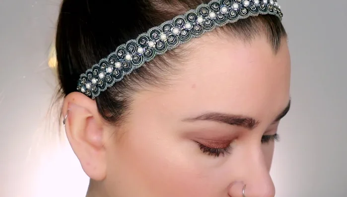 Utilizzare un pennello più piccolo (a matita) per applicare la tonalità più chiara nell'angolo interno dell'occhio, creando un gradiente che apre lo sguardo.