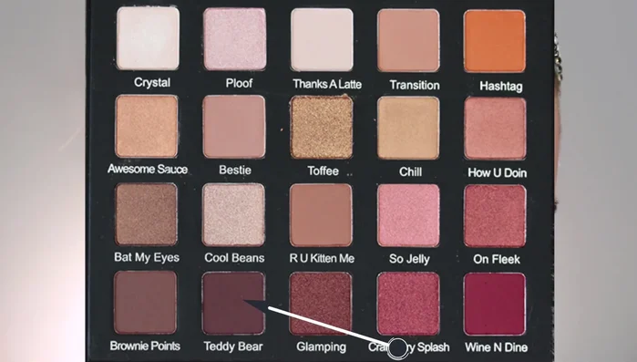 Applicare la tonalità opaca più scura nella V esterna della palpebra con movimenti di sfumatura a picchiettimento. (Opzionale: utilizzare il nastro adesivo per una linea più pulita).