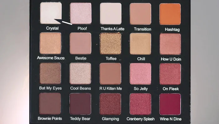 Applicare la tonalità più chiara e scintillante (o una combinazione con un'altra tonalità per ottenere il colore desiderato) nell'angolo interno per illuminare lo sguardo.