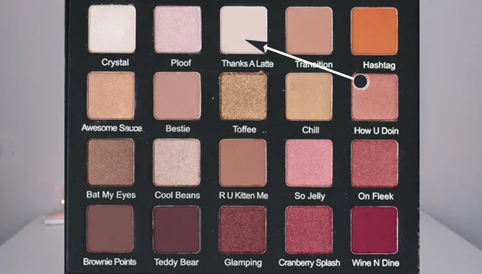 Applicare la tonalità opaca più chiara su tutta la palpebra come base.