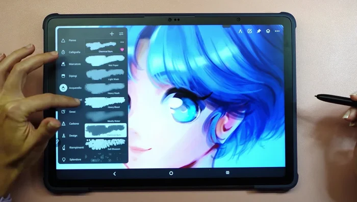 Scegliere il colore dalla ruota dei colori (personalizzabile). Regolare dimensione e opacità del pennello con i cursori o con le dita.