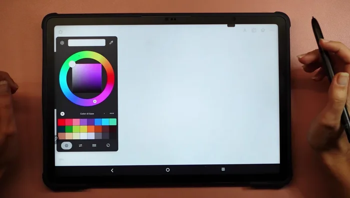 Scegliere il colore dalla ruota dei colori (personalizzabile). Regolare dimensione e opacità del pennello con i cursori o con le dita.