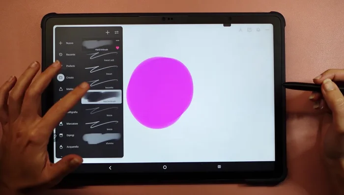 Utilizzare la gomma (selezionabile tra diversi pennelli). Per velocizzare, impostare un tasto rapido sulla penna (Impostazioni > Impostazioni rapide).