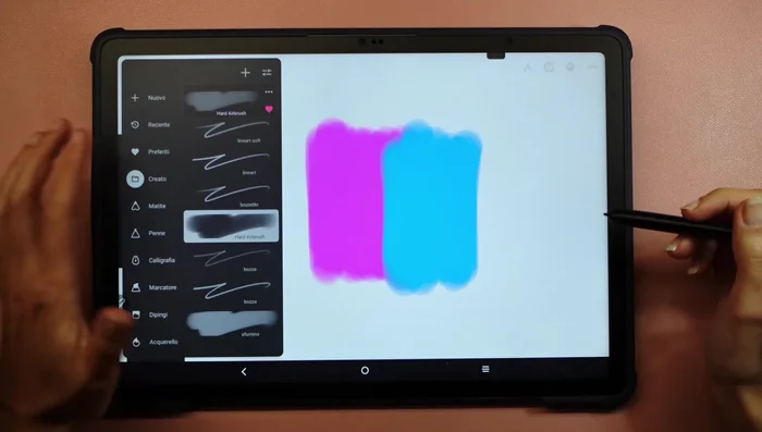 Utilizzare lo sfumino (icona della manina). Scegliere il pennello sfumino desiderato.