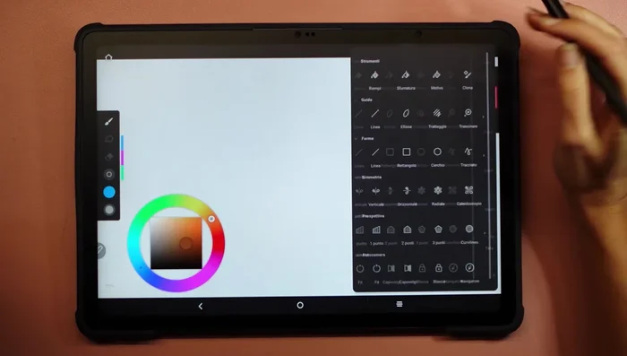 Utilizzare gli strumenti (riempimento, guide, forme, simmetrie) dalla barra in alto.
