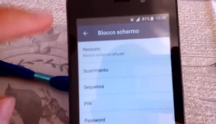 Seleziona "Blocco schermo".