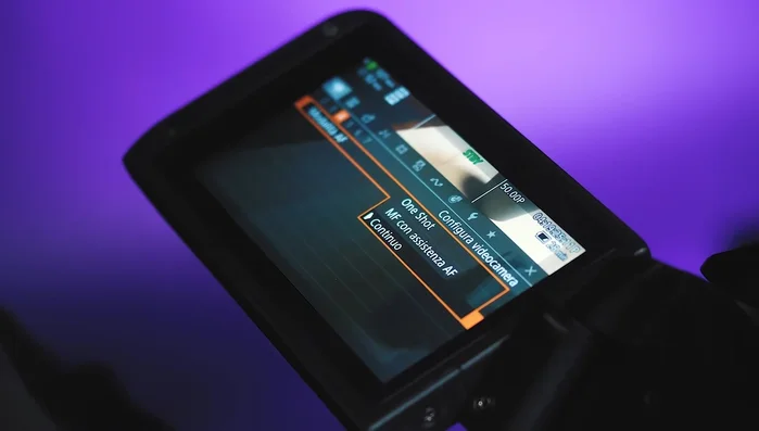 Autofocus: diverse modalità a confronto. AF a rilevamento di fase (priorizza la distanza, utile per oggetti o panorami, meno per persone a meno che non si usi la priorità volto/occhio), AF a rilevamento di contrasto (migliore in condizioni di luce ottimale), AF ibrido (combinazione dei due precedenti).