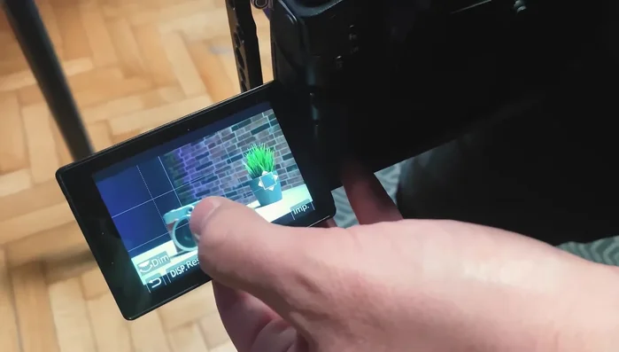 Selezione manuale del punto di messa a fuoco: Toccare lo schermo (touchscreen) o usare joystick/comandi per scegliere il punto preciso di messa a fuoco.