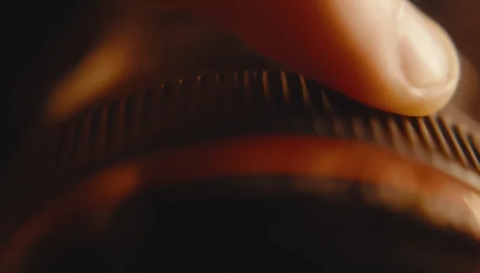 Messa a fuoco manuale: Utilizzo della ghiera sull'obiettivo per regolare la distanza focale. Obiettivi fotografici hanno un'escursione più breve, quelli cine/video hanno ghiere dentellate per l'uso del follow focus.