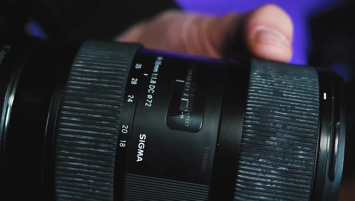 Indicazioni sulla ghiera: Numeri indicano la distanza dal sensore; simbolo dell'infinito indica la messa a fuoco sull'orizzonte. La distanza di messa a fuoco dipende dalla tipologia di lente (grandangolare vs teleobiettivo).