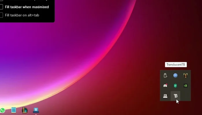 Apri TranslucentTB e scegli il colore e lo stile della barra (Trasparente, Colorato, Acrylic).