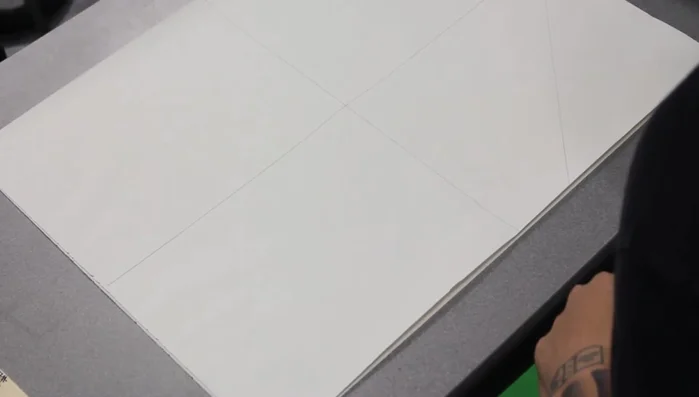 Usare la tecnica di doppia inquadratura (disegnare una X nel quadrato della griglia, tracciare linee dal centro della X al punto di fuga e dagli angoli della X alle intersezioni con le linee orizzontali) per aggiungere più linee orizzontali.