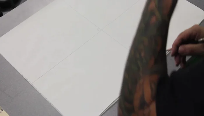 Usare la tecnica di doppia inquadratura (disegnare una X nel quadrato della griglia, tracciare linee dal centro della X al punto di fuga e dagli angoli della X alle intersezioni con le linee orizzontali) per aggiungere più linee orizzontali.