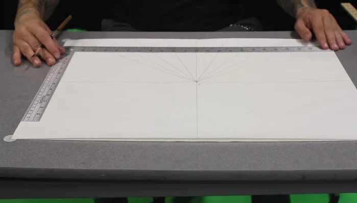 Usare la tecnica di doppia inquadratura (disegnare una X nel quadrato della griglia, tracciare linee dal centro della X al punto di fuga e dagli angoli della X alle intersezioni con le linee orizzontali) per aggiungere più linee orizzontali.