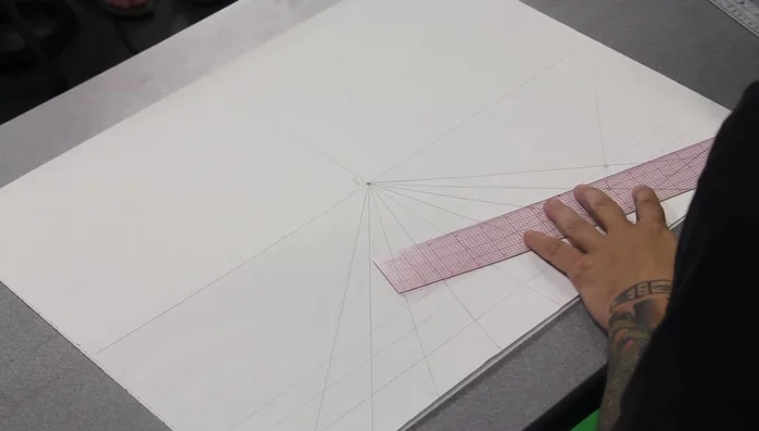 Usare la tecnica di doppia inquadratura (disegnare una X nel quadrato della griglia, tracciare linee dal centro della X al punto di fuga e dagli angoli della X alle intersezioni con le linee orizzontali) per aggiungere più linee orizzontali.