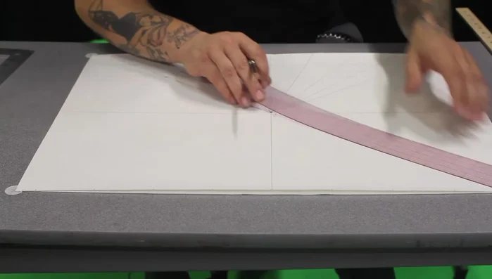 Tracciare linee dal punto di fuga a ciascun segno sulla linea superiore (piano del soffitto).