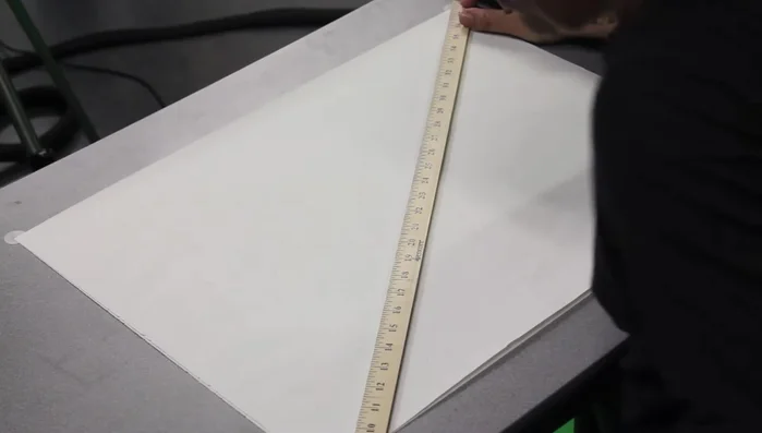 Usare il triangolo a 45 gradi per tracciare una linea diagonale dal punto sull'orizzonte al punto di fuga.