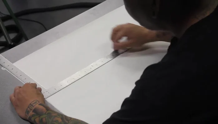 Usare il triangolo a 45 gradi per tracciare una linea diagonale dal punto sull'orizzonte al punto di fuga.