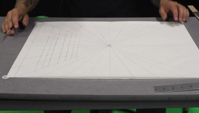 Usare le linee verticali della parete laterale per tracciare le linee orizzontali sul soffitto.