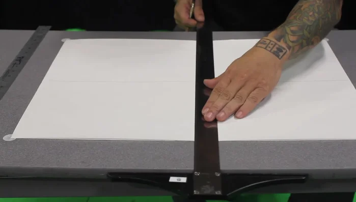 Usare il triangolo a 45 gradi per tracciare una linea diagonale dal punto sull'orizzonte al punto di fuga.