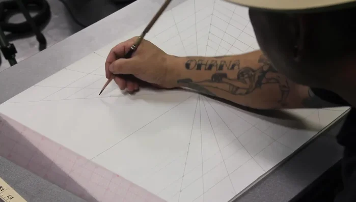 Tracciare le linee orizzontali sul muro posteriore e sulla parete laterale sinistra usando le intersezioni delle linee verticali e il punto di fuga.