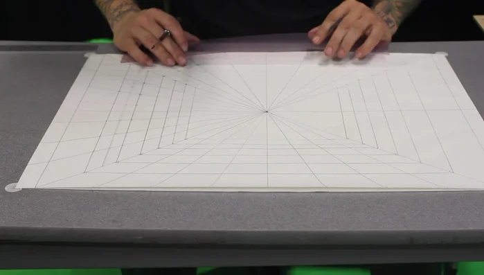 Tracciare le linee orizzontali sul muro posteriore e sulla parete laterale sinistra usando le intersezioni delle linee verticali e il punto di fuga.