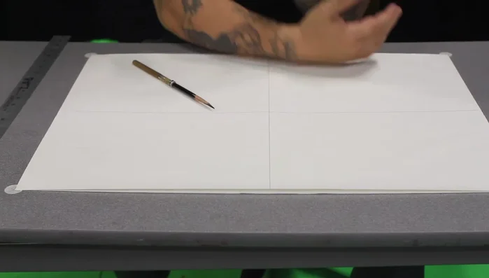 Usare il triangolo a 45 gradi per tracciare una linea diagonale dal punto sull'orizzonte al punto di fuga.