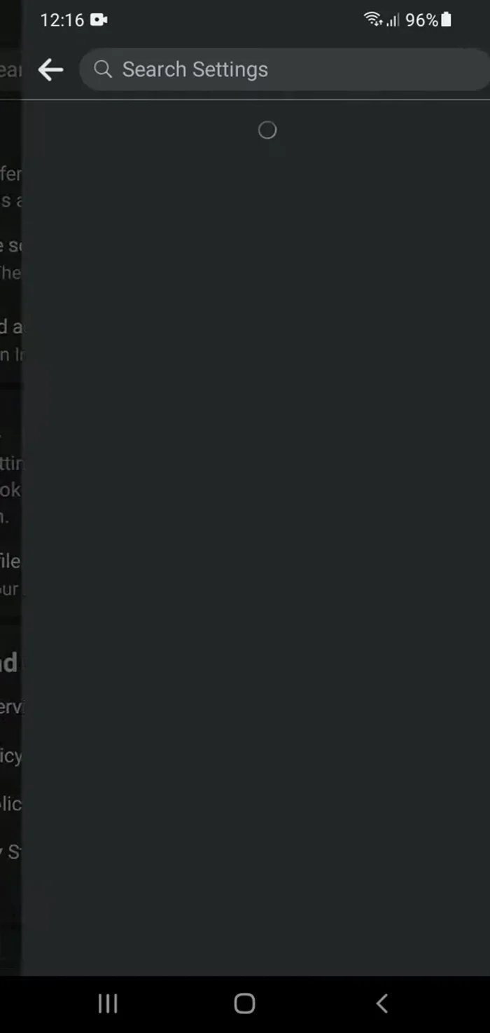 Scorri verso il basso fino a "Impostazioni media e account", quindi clicca su "Impostazioni media e contatti".
