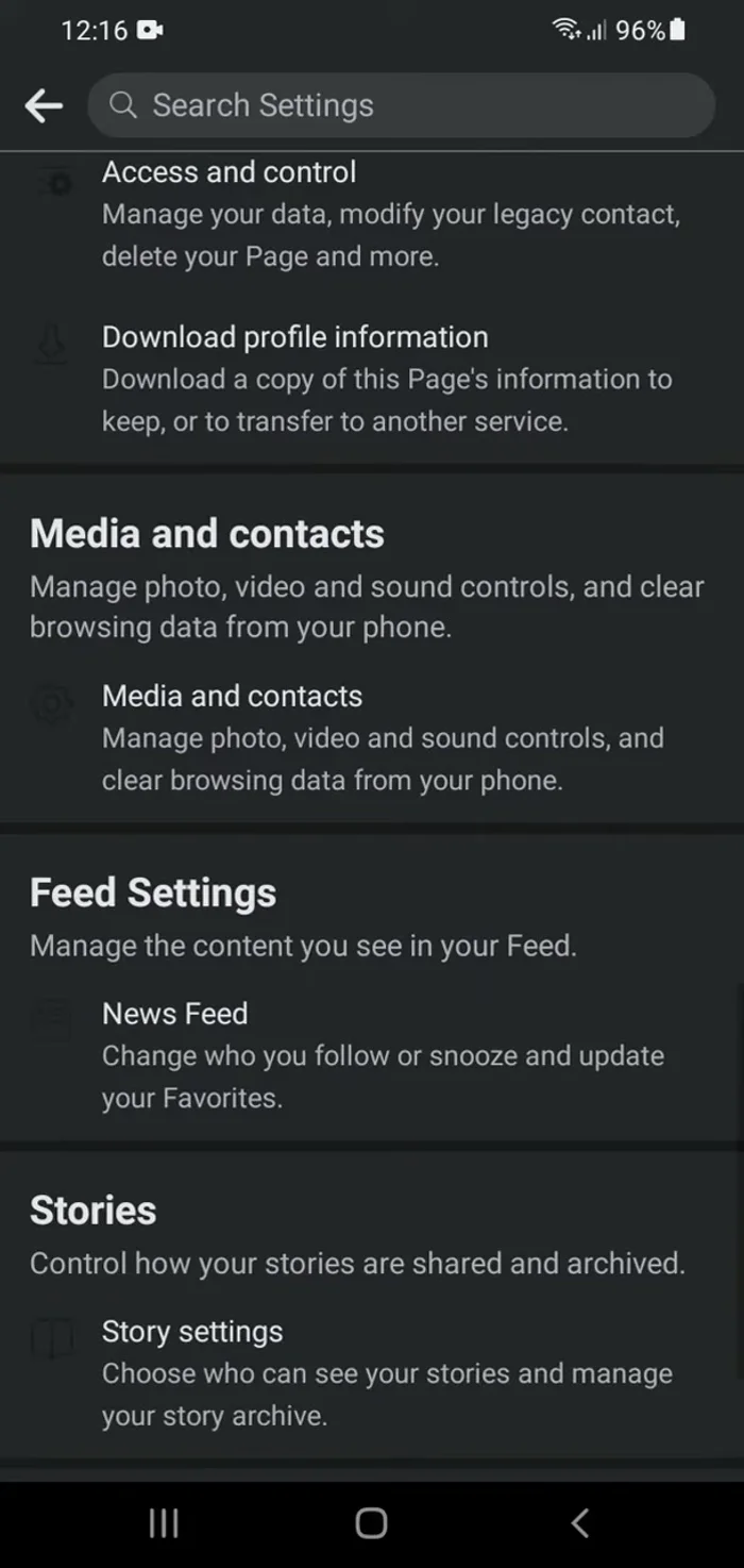 Scorri verso il basso fino a "Impostazioni media e account", quindi clicca su "Impostazioni media e contatti".