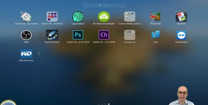 Trascinare l'icona dell'app nel Cestino oppure cliccare sull'icona e tenerla premuta finché non inizia a tremare. Quindi cliccare sulla 'x' che apparirà sull'icona.