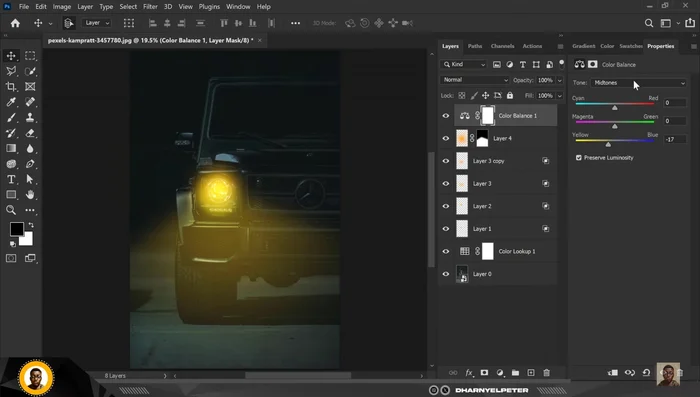 Utilizza un livello di regolazione "Bilanciamento colore" per affinare i colori. Aggiungi giallo alle luci, blu alle ombre e tocchi di rosso e giallo per i dettagli.