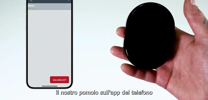 Attivare il tastierino sul cilindro Neozen, premere il lucchetto e inserire il PIN a cinque cifre.