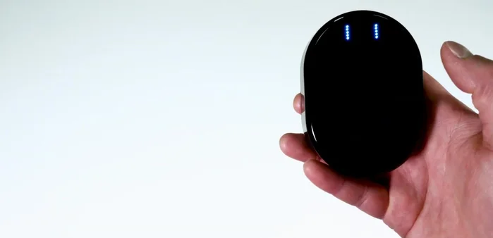 Attivare il tastierino sul cilindro Neozen, premere il lucchetto e inserire il PIN a cinque cifre.