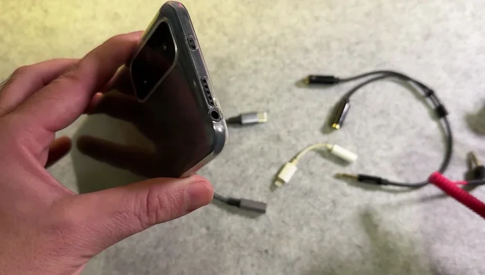 Smartphone senza ingresso jack (solo USB-C o Lightning): usa un adattatore da USB-C/Lightning a TRRS.