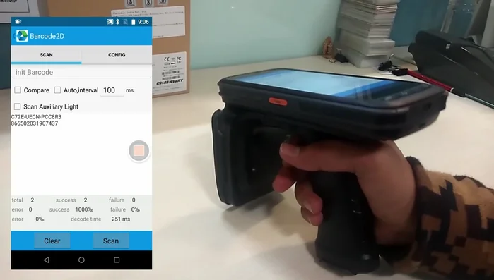 Scannerizzare il codice a barre utilizzando il pulsante frontale o laterale.