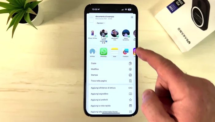 Scaricare un file (PDF, documento, immagine) da internet.