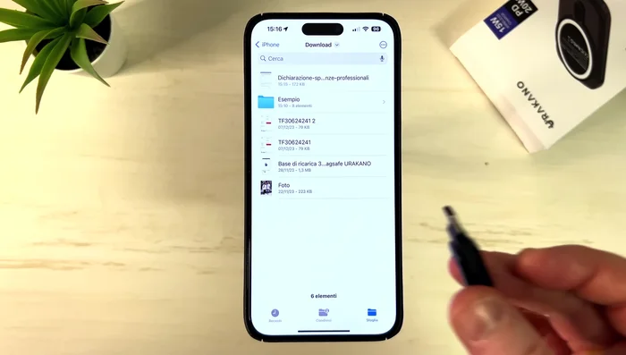 Collegare una chiavetta USB o un hard disk esterno all'iPhone e gestirne i file.