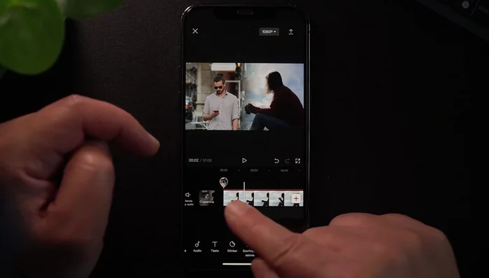 Regolare la posizione della clip sovrapposta per creare effetti visivi interessanti (es. mostrare solo una parte del video sottostante).