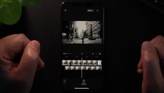 Regolare la posizione della clip sovrapposta per creare effetti visivi interessanti (es. mostrare solo una parte del video sottostante).