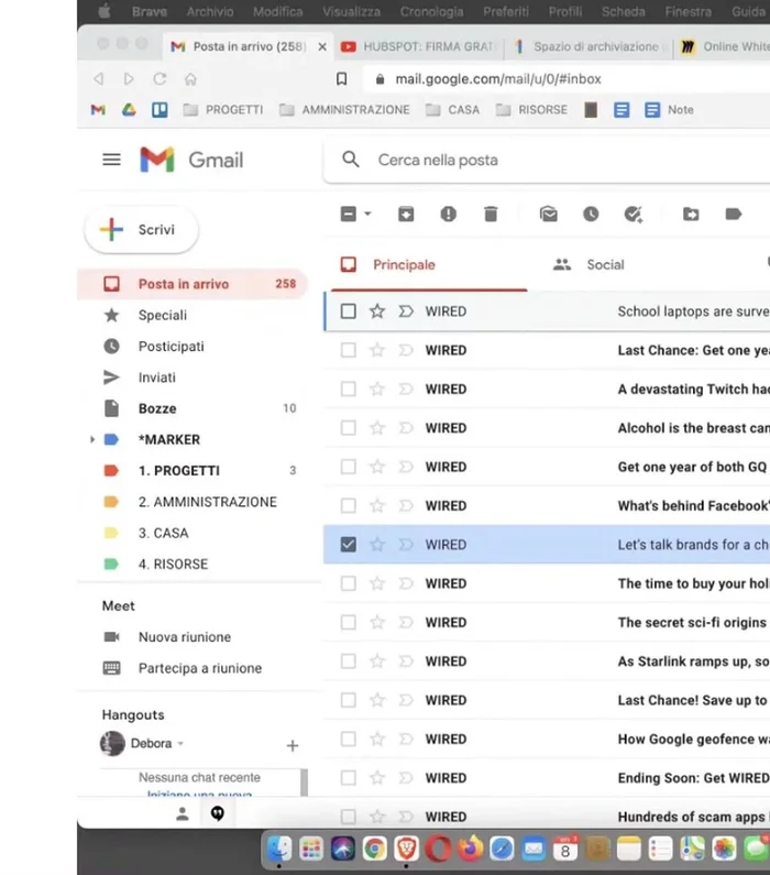 Filtrare le email in base al mittente (es. @nomeazienda.it) per raggruppare le comunicazioni.