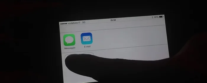 Inviare una copia del documento: permette di esportare il documento in diversi formati (es. .docx per Word) e inviarlo tramite email o messaggio.