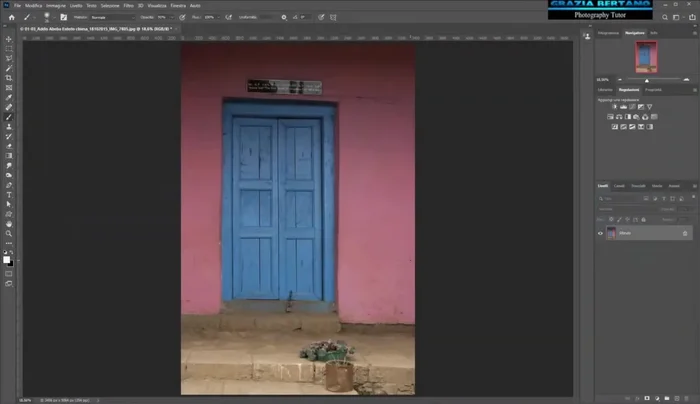Aprire lo strumento "Tonalità e Saturazione" (Regolazioni > Tonalità e Saturazione, oppure cliccando direttamente sul menu a tendina in alto). Si raccomanda di utilizzare il metodo che crea un nuovo livello di regolazione per una maggiore flessibilità.