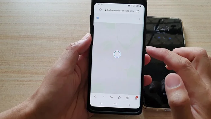 Una volta effettuato l'accesso, la pagina mostrerà la posizione del dispositivo. Espandi il menu (se necessario) e seleziona "Cancella dati".