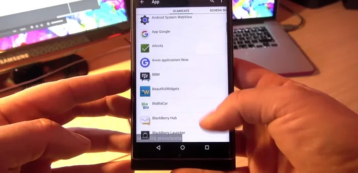 Vai alle impostazioni del sistema, poi alla sezione 'Applicazioni' e disinstalla le app indesiderate.